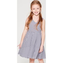 Sukienka w kratę gingham dla dziewczynki Little Princess - Biały. Białe sukienki dziewczęce Mohito, bez wzorów, bez rękawów. W wyprzedaży za 49,99 zł.