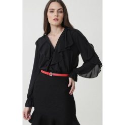 Czarna Koszula Tuscaloosa. Czarne bluzki damskie Born2be, uniwersalny, bez wzorów, eleganckie, z falbankami, bez rękawów. Za 99,99 zł.