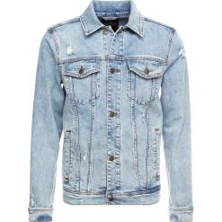 Hollister Co. TRUCKER VARSITY Kurtka jeansowa light wash. Niebieskie kurtki męskie marki Hollister Co., xl, bez wzorów, z elastanu. Za 359,00 zł.