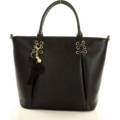 MONNARI Ekstrawagancki shopper bag z brelokiem czarny. Czarne shopper bag damskie Monnari, w paski, ze skóry ekologicznej, na ramię, duże, zdobione, z breloczkiem. Za 169,00 zł.