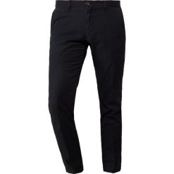 Polo Ralph Lauren SLIM FIT NEWPORT PANT Spodnie materiałowe black. Czarne rurki męskie Polo Ralph Lauren, z bawełny. Za 629,00 zł.