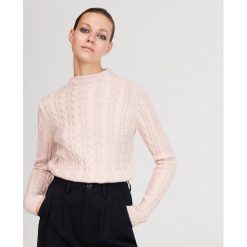 Sweter z aplikacją - Różowy. Różowe swetry damskie Reserved, m, z aplikacjami, bez rękawów, bez kaptura. W wyprzedaży za 69,99 zł.