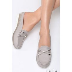 Szare Klapki Bompton. Szare buty ślubne damskie marki Born2be, z materiału, na wysokim obcasie, na koturnie. Za 79,99 zł.