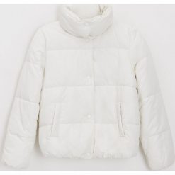 Pikowana kurtka puffer - Biały. Białe kurtki damskie Cropp, s, bez wzorów, bez kaptura. Za 99,99 zł.