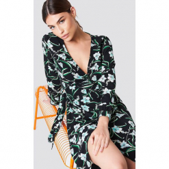 Rut&Circle Kopertowa sukienka w kwiaty - Black. Czarne sukienki Rut&Circle, w kwiaty, z poliesteru, z kopertowym dekoltem, z długim rękawem, maxi, kopertowe. Za 202,95 zł.