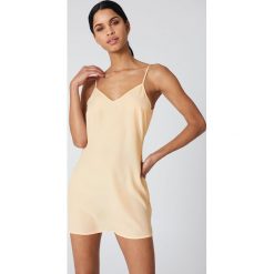 NA-KD Basic Sukienka z tkaniny Basic - Beige. Brązowe sukienki damskie marki NA-KD Basic, bez wzorów, z tkaniny, bez kołnierzyka, bez rękawów, mini. W wyprzedaży za 36,47 zł.