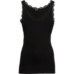 Top shirtowy z koronką bonprix czarny. Czarne bluzki damskie marki bonprix, w koronkowe wzory, z koronki, bez kołnierzyka, bez rękawów. Za 34,99 zł.