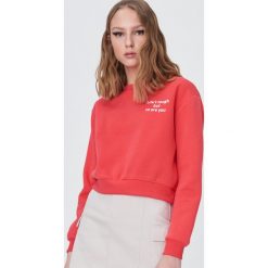 Krótka bluza z napisem - Pomarańczowy. Pomarańczowe bluzy damskie Sinsay, s, z napisami, z krótkim rękawem, krótkie, bez kaptura. W wyprzedaży za 31,99 zł.