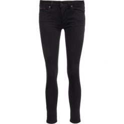 Jeansy Skinny Fit Tommy Jeans DW0DW07006. Czarne jeansy damskie Tommy Jeans. W wyprzedaży za 289,00 zł.