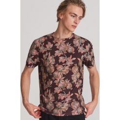 T-shirt z printem na całości - Bordowy. Czerwone t-shirty męskie Reserved, xl, bez wzorów, bez kołnierzyka. W wyprzedaży za 29,99 zł.