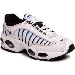 Buty NIKE - Air Max Tailwind IV (GS) BQ9810 104 White/Racer Blue/Summit White. Białe półbuty damskie Nike, na co dzień, bez wzorów, ze skóry ekologicznej, bez obcasa, na płaskiej podeszwie, bez zapięcia. Za 599,00 zł.