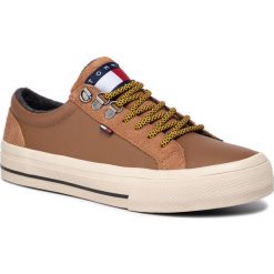 Sneakersy TOMMY JEANS - Warmlined Classic Lowtop Sneaker EM0EM00327 Winter Cognac GVI. Pomarańczowe sneakersy męskie Tommy Jeans, bez zapięcia. Za 399,00 zł.
