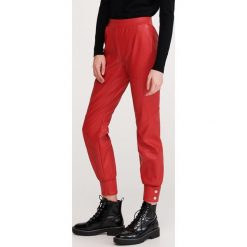 Spodnie z imitacji skóry - Czerwony. Czerwone spodnie damskie Reserved, s, ze skóry. Za 119,99 zł.