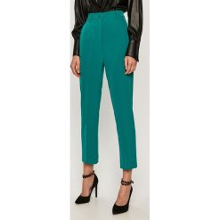 Guess Jeans - Spodnie. Białe spodnie damskie Guess Jeans, s, z poliesteru, z podwyższonym stanem. Za 439,90 zł.