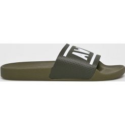 TheWhiteBrand - Klapki. Zielone kapcie męskie TheWhiteBrand, z materiału. W wyprzedaży za 129,90 zł.