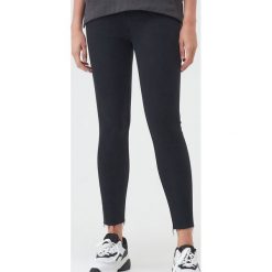 Jeansy skinny z wysokim stanem -. Jeansy damskie Sinsay, z podwyższonym stanem. Za 69,99 zł.