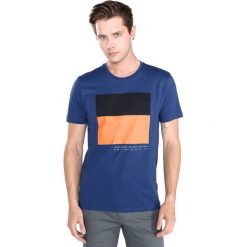 BOSS Hugo Boss Tiburt 99 Koszulka Niebieski. Niebieskie podkoszulki męskie BOSS Hugo Boss, l, z nadrukiem, z bawełny, z krótkim rękawem. Za 354,95 zł.