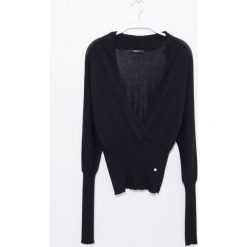 Sweter. Białe swetry klasyczne damskie marki Simple, wizytowe, z kopertowym dekoltem. Za 159,90 zł.