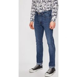 Wrangler - Jeansy. Niebieskie jeansy męskie Wrangler, z aplikacjami. W wyprzedaży za 229,90 zł.