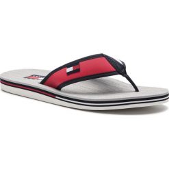 Japonki TOMMY HILFIGER - Hilfiger Corporate Sandal FM0FM02362 Rwb 020. Białe klapki męskie TOMMY HILFIGER, bez wzorów, z tworzywa sztucznego. Za 229,00 zł.