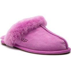 Kapcie UGG - W Scuffette II 5661 W/Bdc. Różowe klapki damskie marki Ugg, bez wzorów, ze skóry, bez obcasa. W wyprzedaży za 319,00 zł.