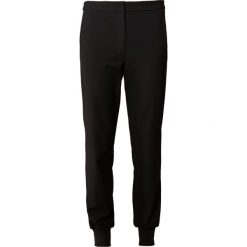 By Malene Birger Spodnie materiałowe black. Czarne spodnie damskie marki By Malene Birger, bez wzorów, z elastanu. Za 899,00 zł.