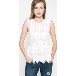 Guess Jeans - Top. Białe topy damskie marki Guess Jeans, s, z aplikacjami, z poliesteru, z okrągłym kołnierzem. W wyprzedaży za 219,90 zł.