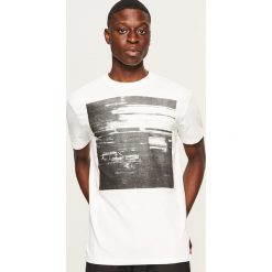 T-shirt z nadrukiem - Biały. Białe t-shirty męskie z nadrukiem Reserved, l. Za 49,99 zł.