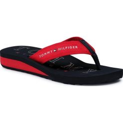 Japonki TOMMY HILFIGER - Flag Wedge Flip Flop FW0FW05276 Desert Sky DW5. Czerwone klapki damskie TOMMY HILFIGER, bez wzorów, z tworzywa sztucznego, bez obcasa. Za 159,00 zł.