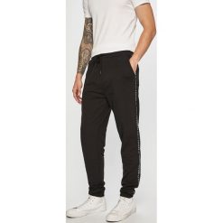 Guess Jeans - Spodnie. Czarne spodnie męskie Guess Jeans, m, z aplikacjami, z elastanu. W wyprzedaży za 239,90 zł.
