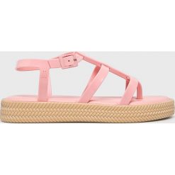 Melissa - Sandały Caribe Verao + Salinas. Różowe klapki damskie Melissa, bez wzorów, z gumy, bez obcasa, na obcasie. W wyprzedaży za 219,90 zł.