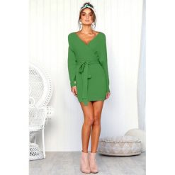 Sukienka ZAMIA OLIVE. Zielone sukienki damskie Sukienka ZAMIA OLIVE, uniwersalny, bez wzorów, bez kołnierzyka, bez rękawów. W wyprzedaży za 49,00 zł.
