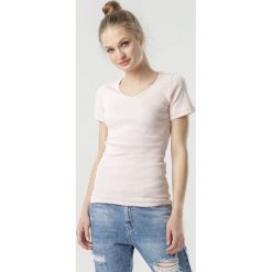 Jasnoróżowy T-shirt Ananore. Różowe t-shirty damskie Born2be, s, bez wzorów, z dzianiny, sportowe, z okrągłym kołnierzem, z krótkim rękawem. Za 39,99 zł.