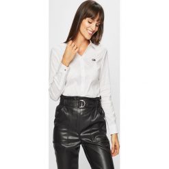 Tommy Hilfiger - Koszula. Białe bluzki damskie TOMMY HILFIGER, na co dzień, bez wzorów, z bawełny, casualowe, bez kołnierzyka, z długim rękawem. W wyprzedaży za 319,90 zł.