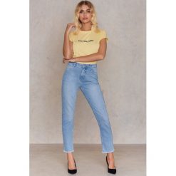 NA-KD Trend Jeansy z surowym wykończeniem brzegów - Blue. Niebieskie jeansy damskie marki NA-KD Trend, z bawełny. W wyprzedaży za 91,98 zł.