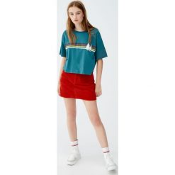 Koszulka z tęczowymi paskami i sosnami. Szare t-shirty damskie marki Pull&Bear, w paski. Za 49,90 zł.