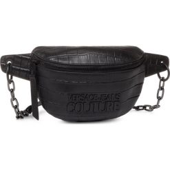 Saszetka nerka VERSACE JEANS COUTURE - E1VVBBL3 71411 899. Czarne nerki damskie Versace Jeans Couture, bez wzorów, z jeansu, młodzieżowe, bez dodatków. W wyprzedaży za 649,00 zł.