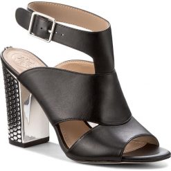 Sandały GUESS - Abbien FLBBN1 LEA09 BLACK. Czarne sandały damskie Guess, z aplikacjami, ze skóry ekologicznej, bez obcasa, na obcasie. W wyprzedaży za 379,00 zł.