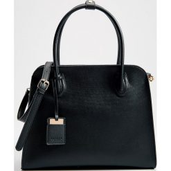 Torebka tote bag z brelokiem - Czarny. Czarne torebki klasyczne damskie Mohito, bez wzorów, z breloczkiem. Za 129,99 zł.