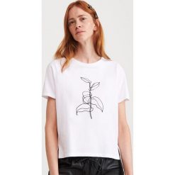 T-shirt z ozdobnym haftem - Biały. Białe t-shirty damskie Reserved, s, z haftami, bez kołnierzyka. Za 39,99 zł.