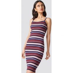 NA-KD Trend Sukienka w paski - Multicolor. Szare sukienki damskie marki NA-KD Trend, w paski, z dzianiny, bez kołnierzyka, bez rękawów, midi. W wyprzedaży za 48,78 zł.