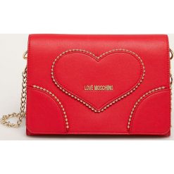 Love Moschino - Torebka. Czerwone listonoszki damskie Love Moschino, w paski, ze skóry, na ramię, małe, z aplikacjami. W wyprzedaży za 479,90 zł.