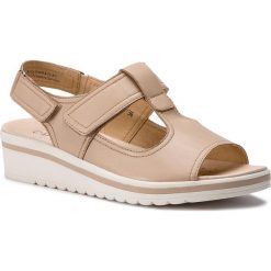Sandały CAPRICE - 9-28220-22 Beige Nappa 402. Brązowe klapki damskie Caprice, bez wzorów, ze skóry, bez obcasa. W wyprzedaży za 159,00 zł.