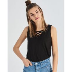Top z paskami na dekolcie - Czarny. Czarne topy damskie marki Sinsay, s, w paski, bez kołnierzyka. Za 24,99 zł.