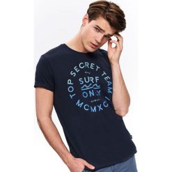 T-SHIRT Z NADRUKIEM. Niebieskie t-shirty męskie Top Secret, na zimę, m, z nadrukiem, z bawełny, klasyczne, z okrągłym kołnierzem, krótkie. Za 29,99 zł.