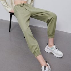 Spodnie jogger z Tencelu™ Lyocellu - Khaki. Brązowe spodnie damskie Reserved, z lyocellu. W wyprzedaży za 49,99 zł.