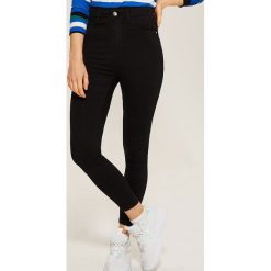 Jeansy high waist skinny - Czarny. Czarne jeansy damskie skinny marki House, z jeansu, z podwyższonym stanem. Za 79,99 zł.