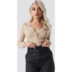 NA-KD Press Button Rib Top - Beige. Brązowe topy damskie marki NA-KD, bez wzorów, z materiału, bez kołnierzyka. Za 100,95 zł.