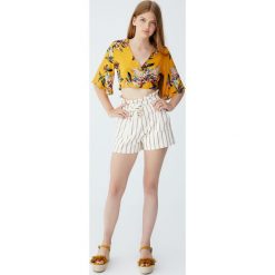 Spodenki w paseczki z paskiem. Szare szorty damskie marki Pull&Bear. Za 69,90 zł.