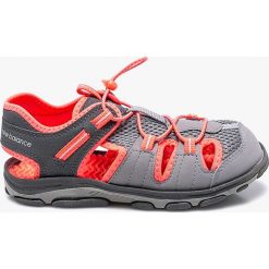 New Balance - Sandały dziecięce. Szare sandały chłopięce New Balance, z gumy, z okrągłym noskiem, bez zapięcia. W wyprzedaży za 59,90 zł.